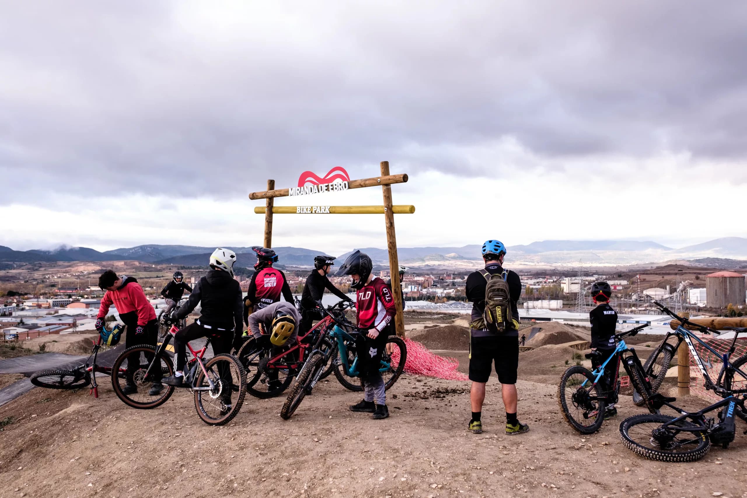 Miranda Bike Park, en Miranda de Ebro: ciclistas junto al pórtico de entrada del parque